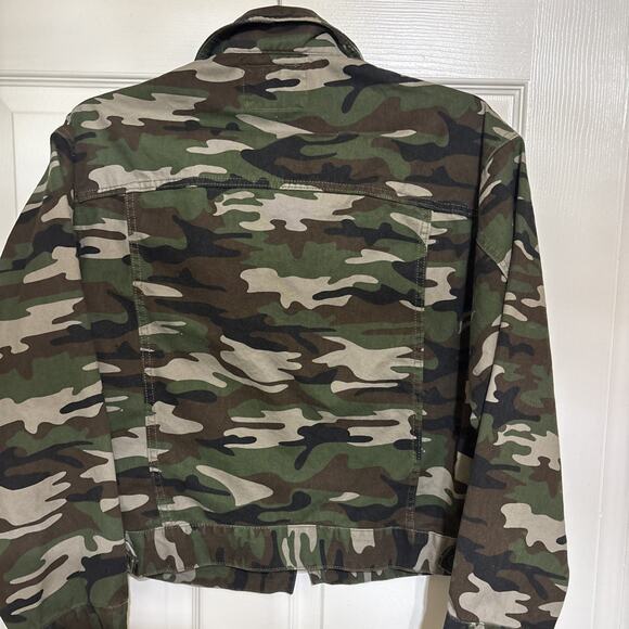 Forever 21 Women's Sm Green Camo Light Cropped Trucker Jacket street style - Picture 2 of 4